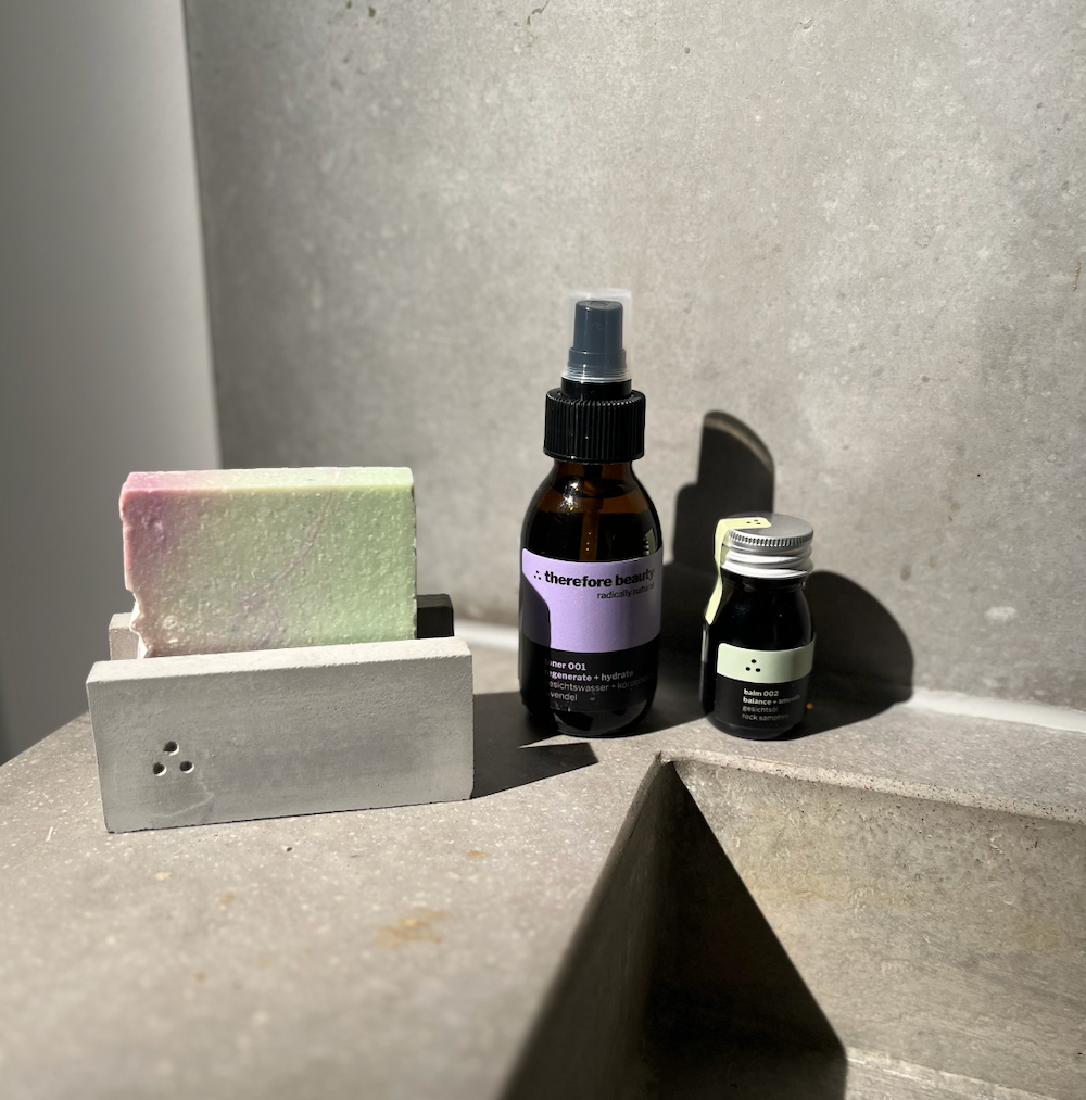 toner 001 —  Hydratisierung und Beruhigung für Haut + Haar nach der Reinigung ∴ therefore beauty