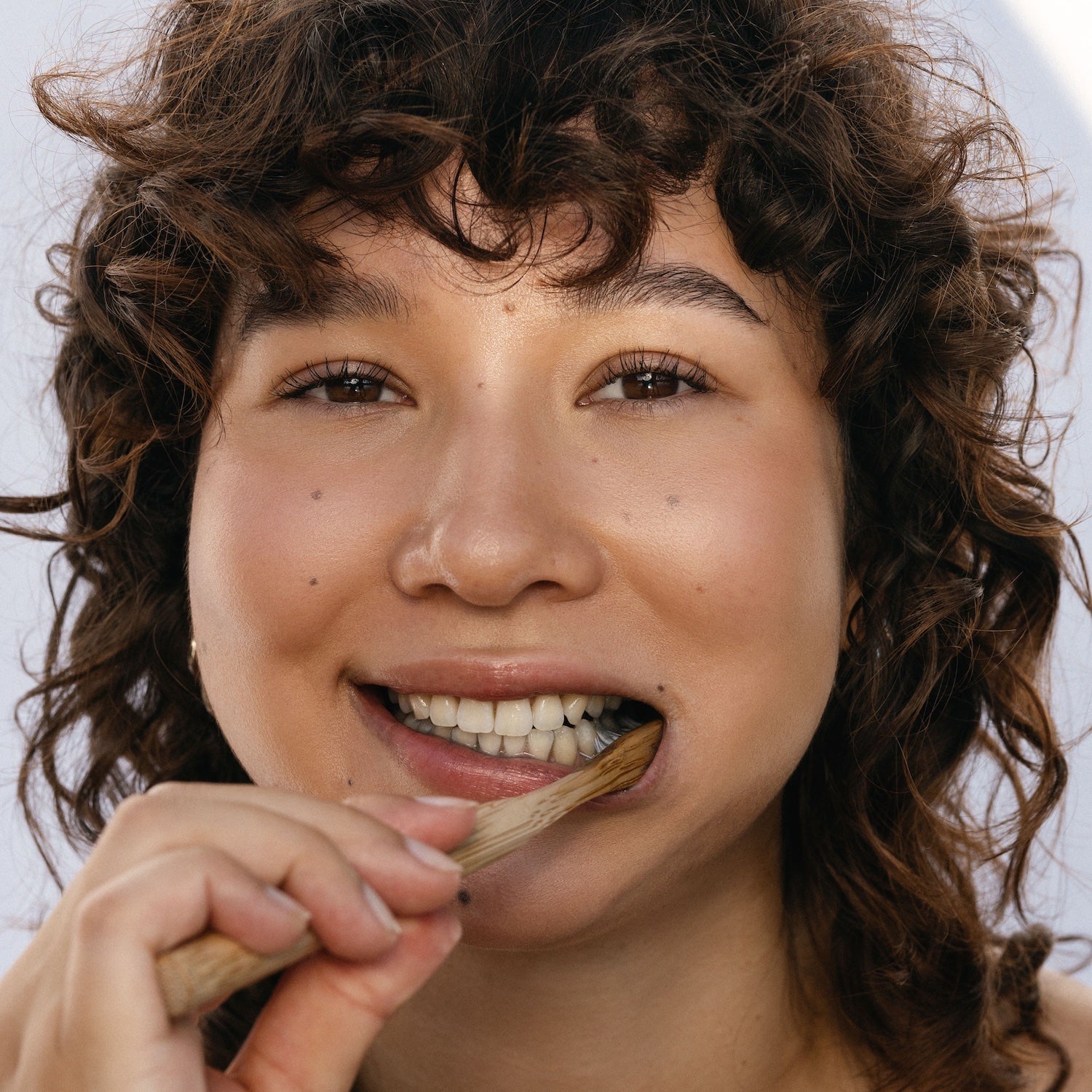 tooth tabs 001 | feste Zahnpasta mit Aktivkohle | für sanfte Aufhellung der Zähne ∴ therefore beauty